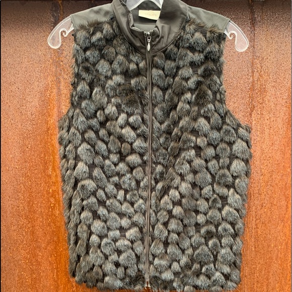 Chico’s faux fur zip up vest - Picture 3 of 8